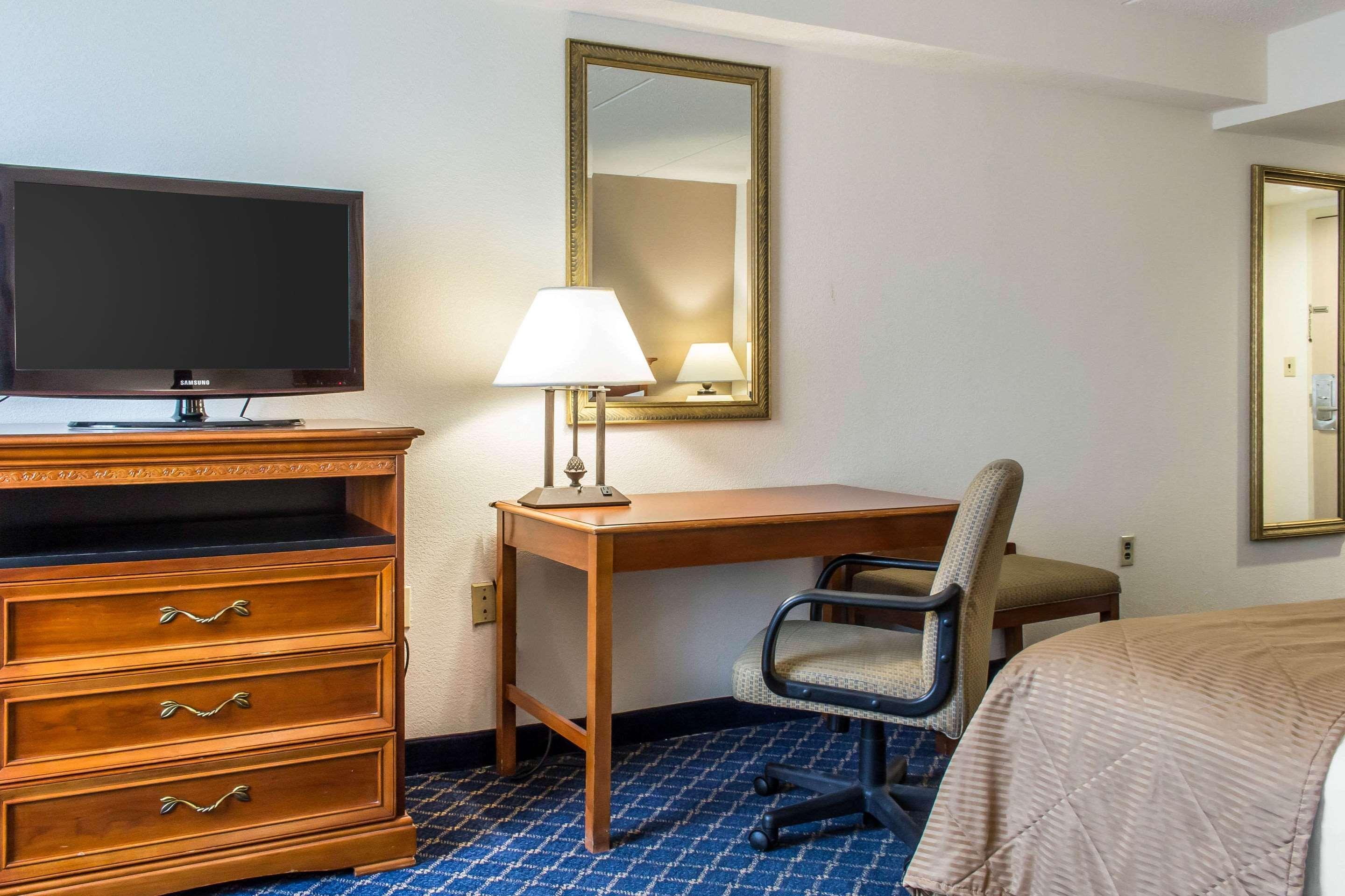 Clarion Hotel & Conference Center Ronkonkoma Buitenkant foto