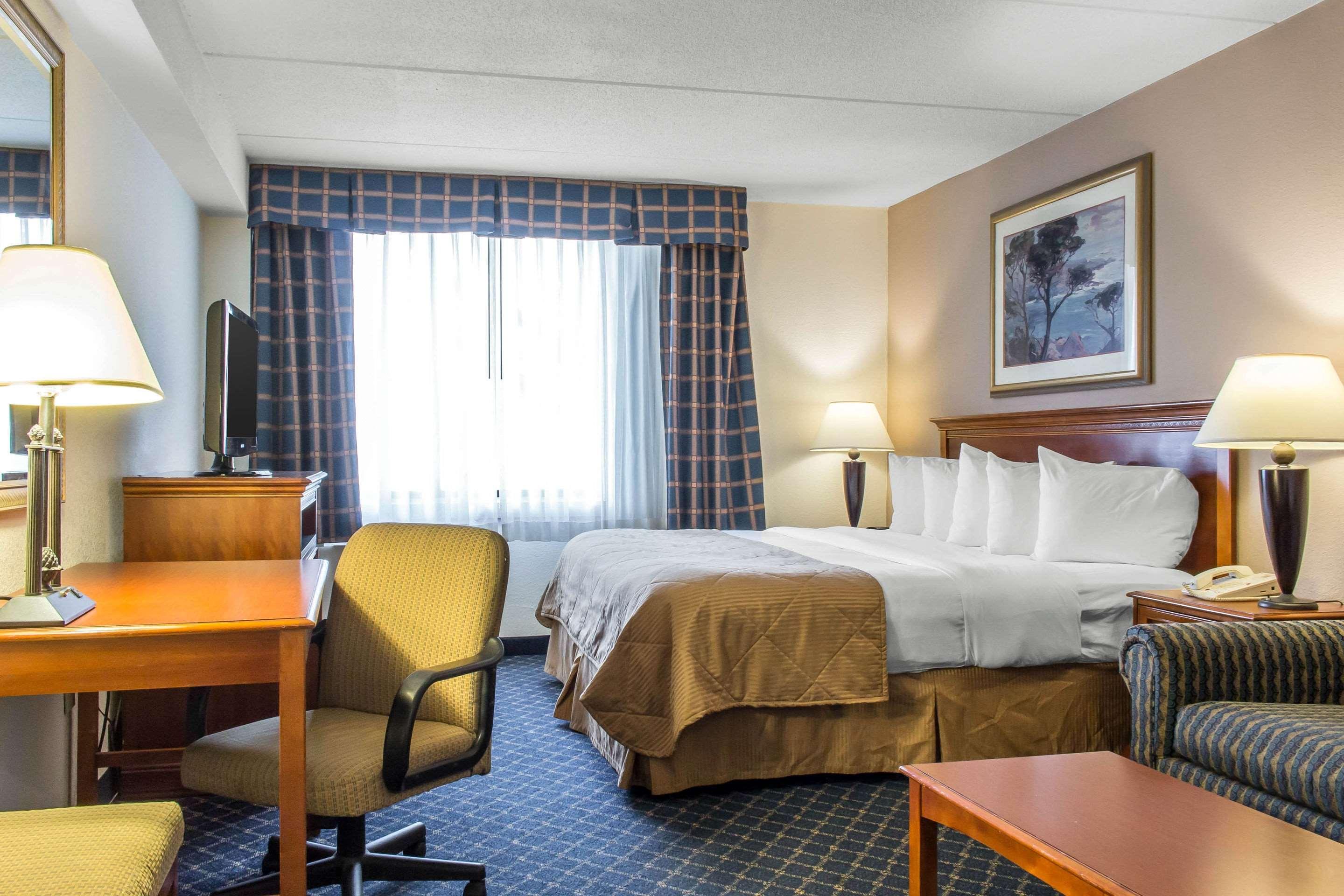 Clarion Hotel & Conference Center Ronkonkoma Buitenkant foto